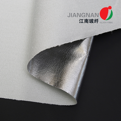 Tirai atau layar yang dilapisi dengan foil atau film aluminium yang diperkuat dengan serat kaca aluminium tahan panas